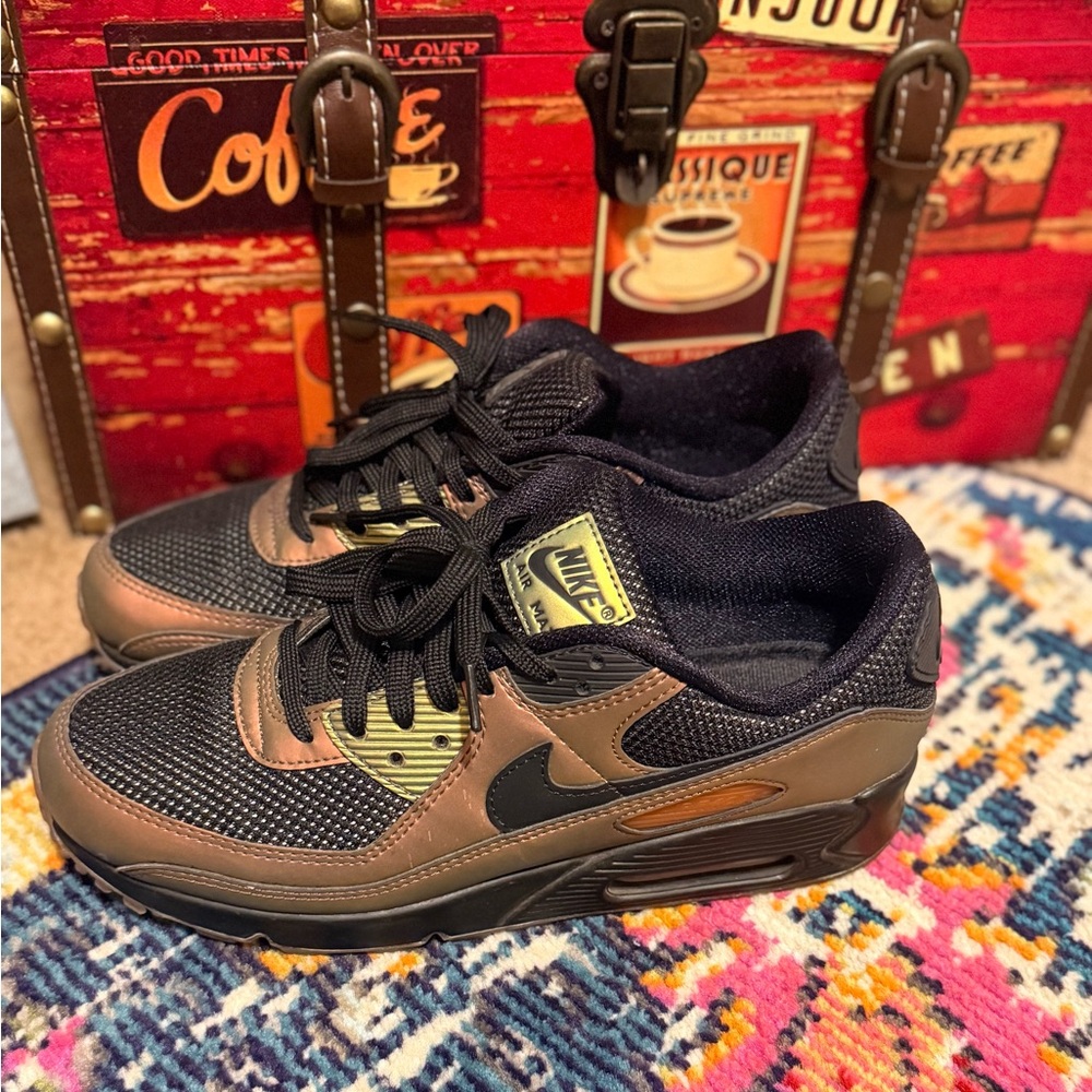 Nike Men's Black and Bronze Sneakers